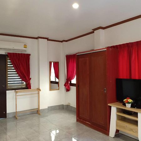 Kookkai House Hostel Patong Bagian luar foto
