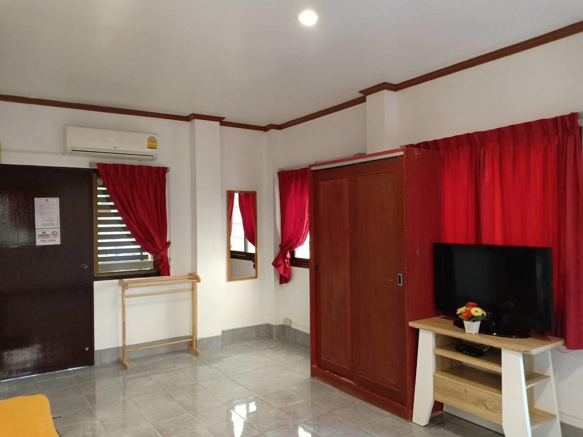 Kookkai House Hostel Patong Bagian luar foto