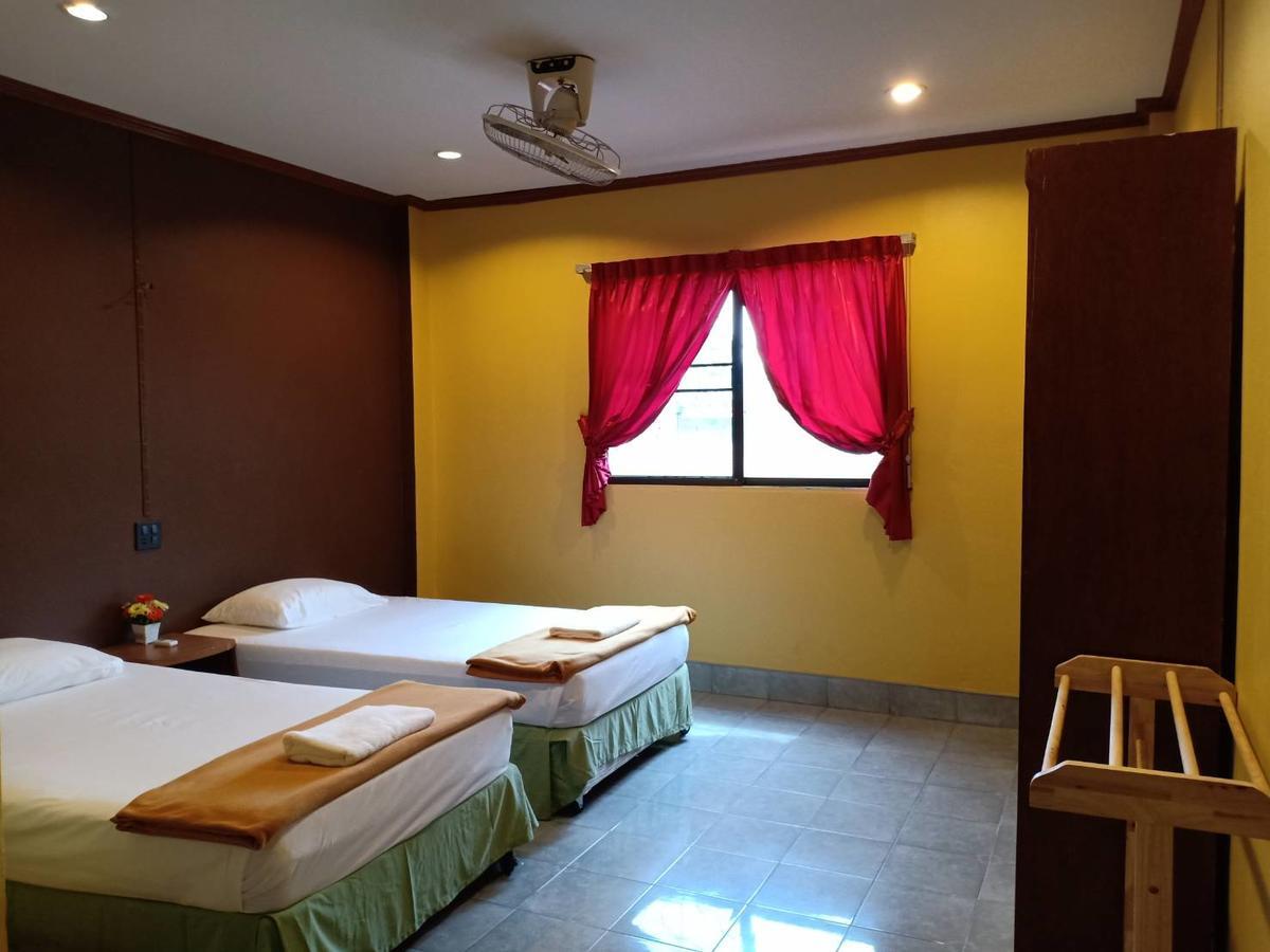 Kookkai House Hostel Patong Bagian luar foto