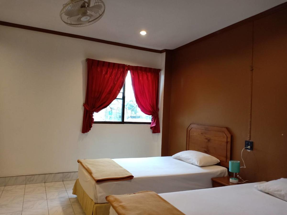 Kookkai House Hostel Patong Bagian luar foto
