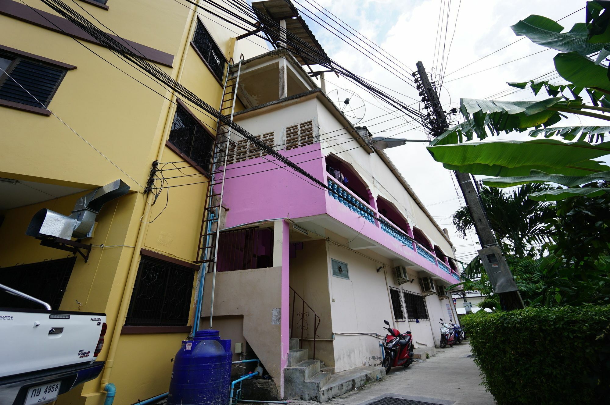 Kookkai House Hostel Patong Bagian luar foto