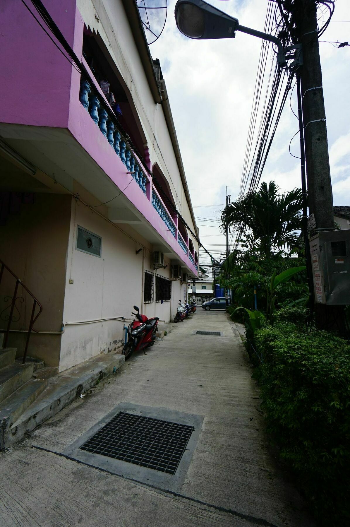 Kookkai House Hostel Patong Bagian luar foto